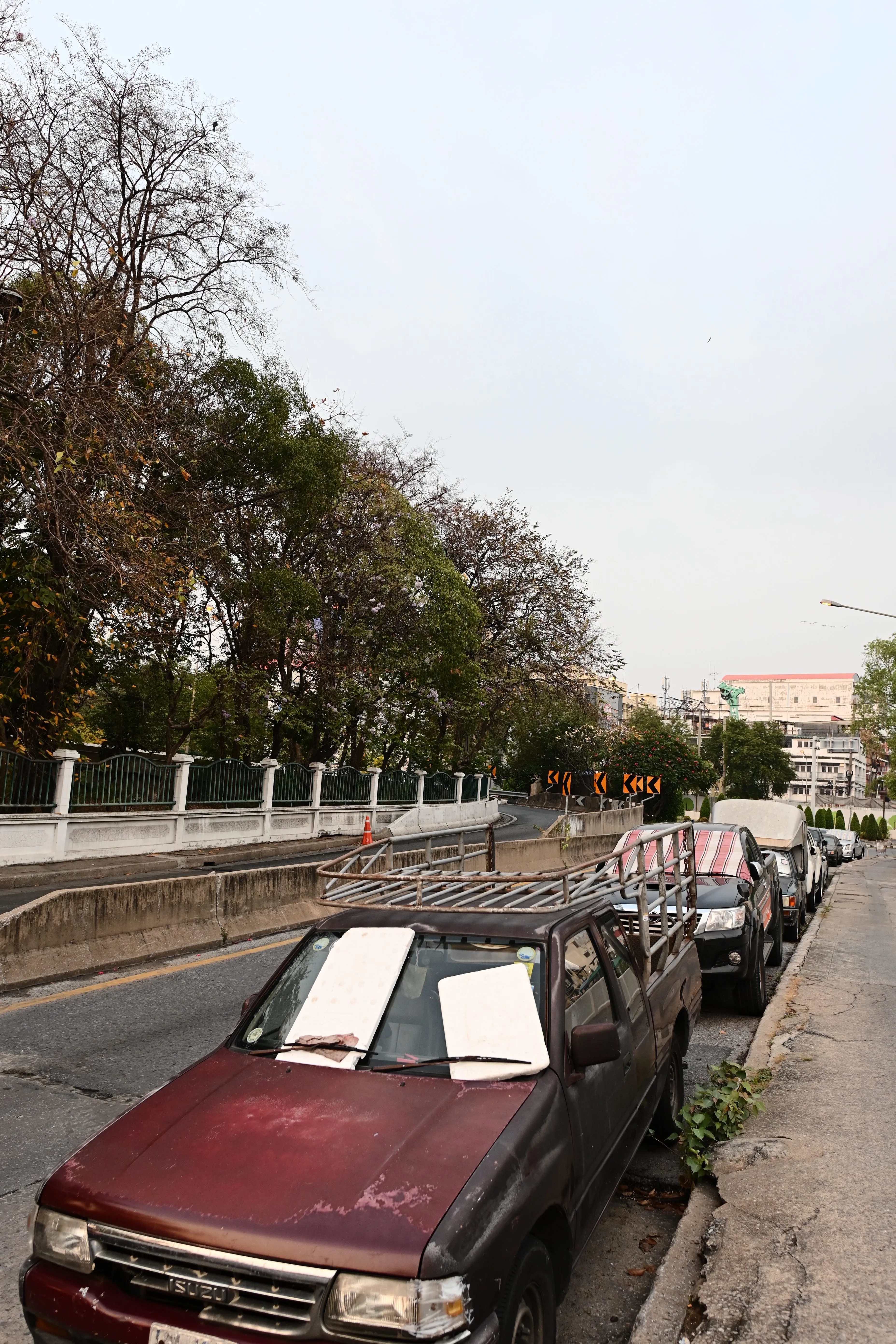 Curbside parking near Rama I Bridge (photo by author)
