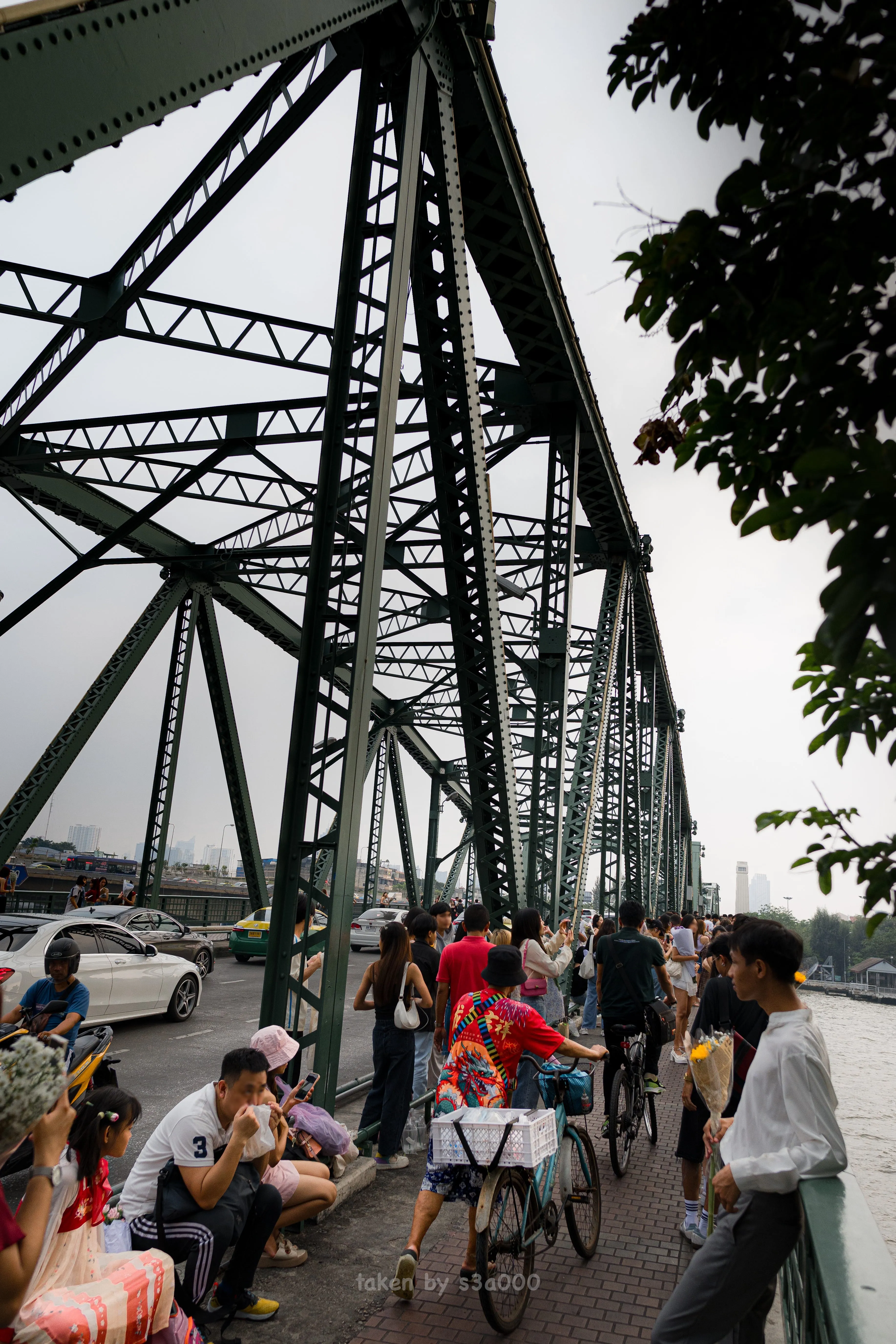At the Rama I bridge (photo by author)
